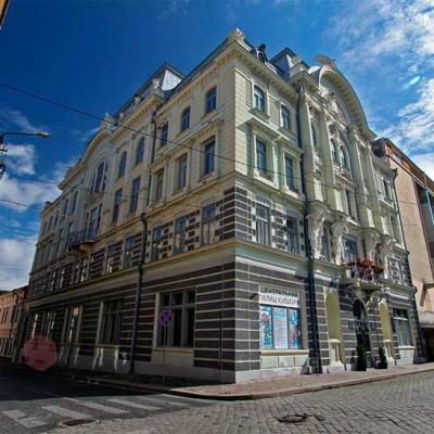 chernivtsi-teatralna-ploshcha