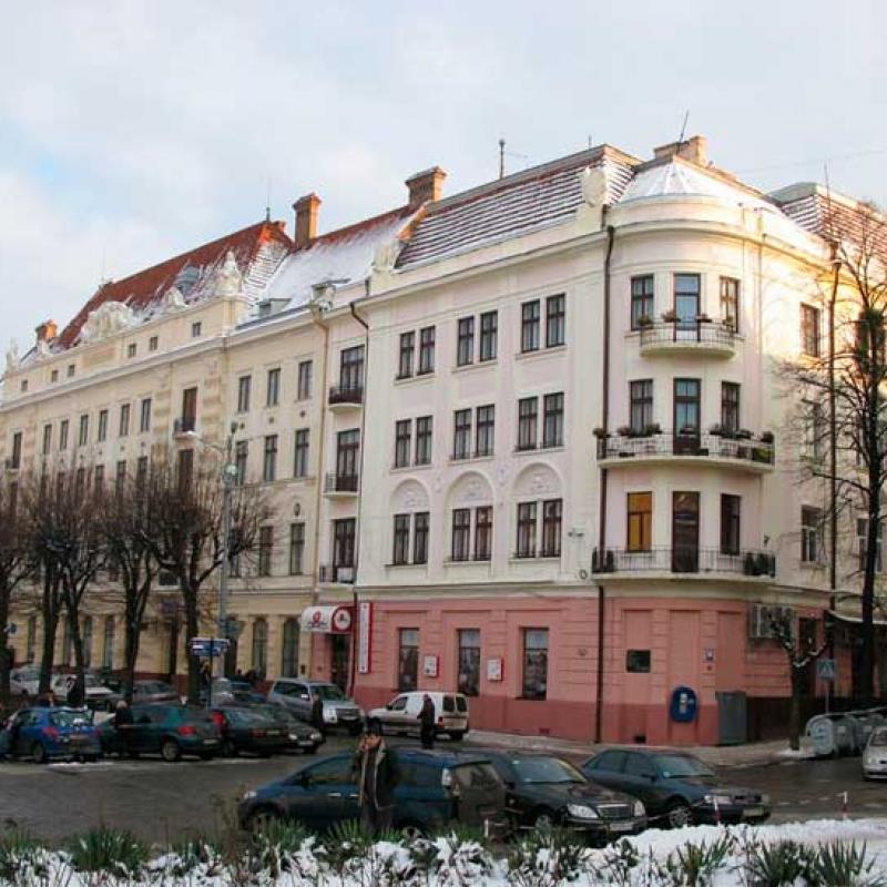 chernivtsi-teatralna-ploshcha